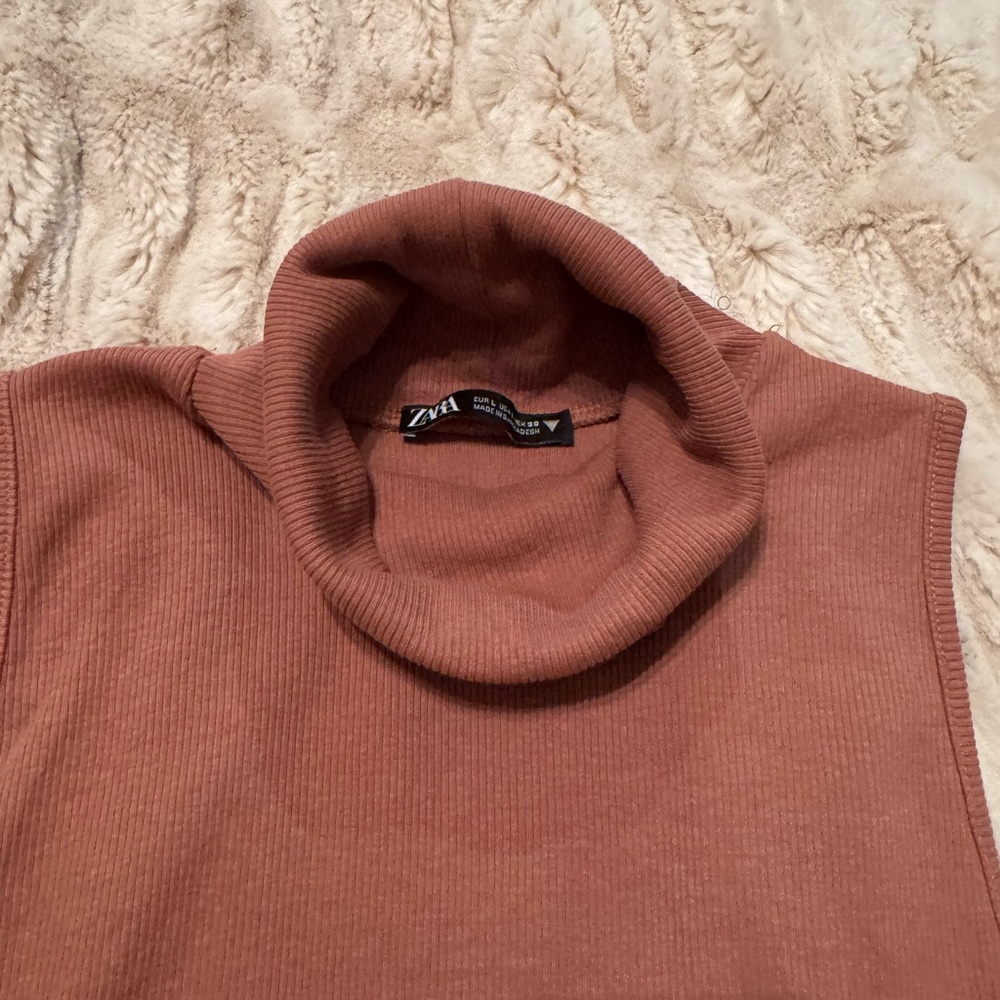 Sleeveless Turtleneck Top - Picture 4 of 4